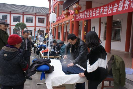 我校服装专业师生开展社区服务活动