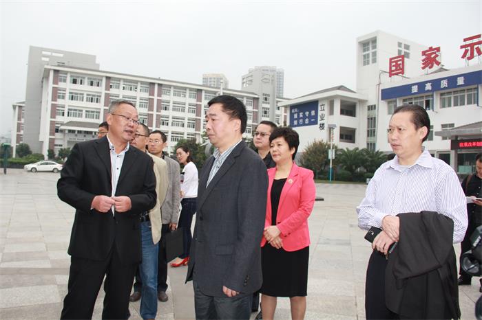 参观校园.JPG
