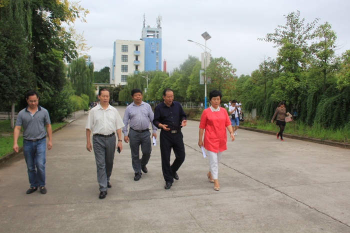 副市长吴桂华检查我校开学工作