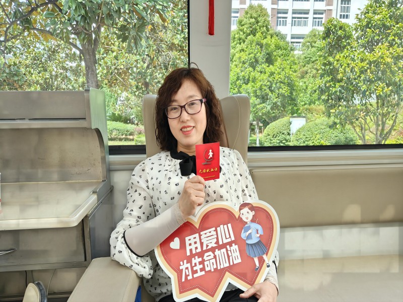 为爱挽袖，让爱传递 ——广元职高师生踊跃参加无偿献血活动