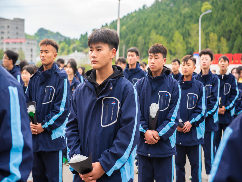 清明祭先烈，传承英雄志 ——广元职高举行清明祭扫主题教育活动