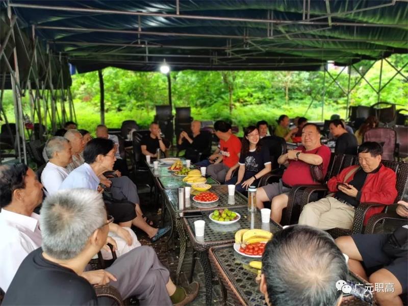 广元职高召开庆“八一”退伍军人座谈会