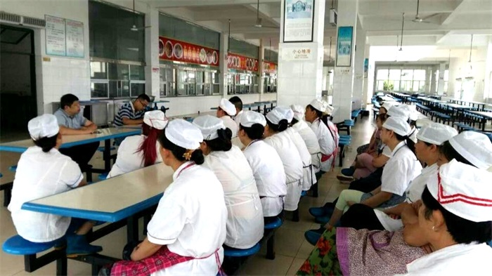 加强食堂从业人员培训  共筑学校食品安全防线