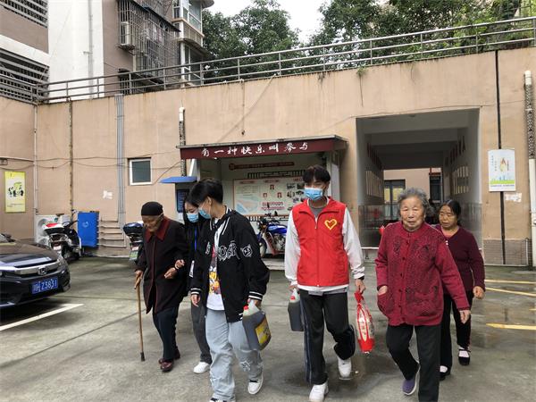 义剪送温暖，重阳暖人心 ——广元职高重阳义剪活动走进芸香社区