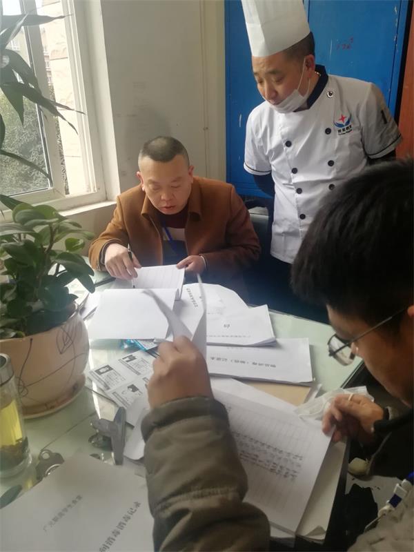 市教育局、利州区食药工商局对我校食品安全工作开展大检查