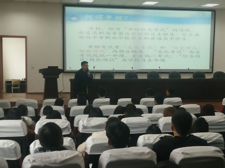又到校园桃李吐芬芳高考学子志愿填报忙——广元职高学生高考学子迎来志愿填报季
