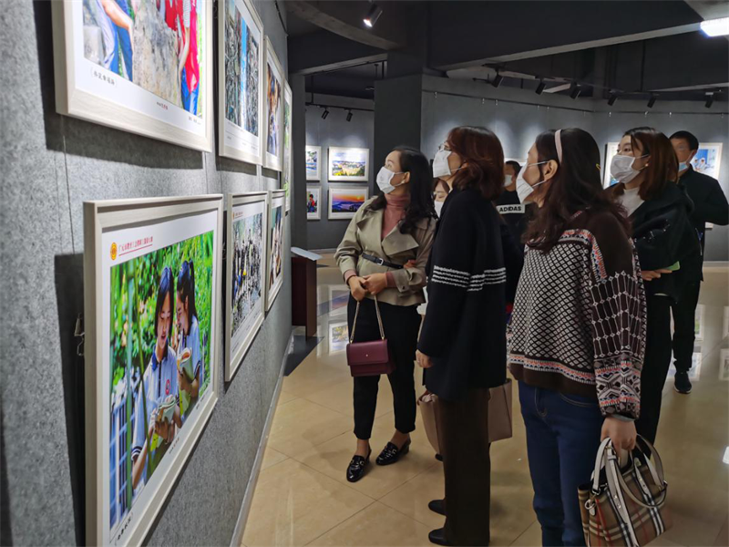 广元职高教师参观市教职工优秀摄影作品展