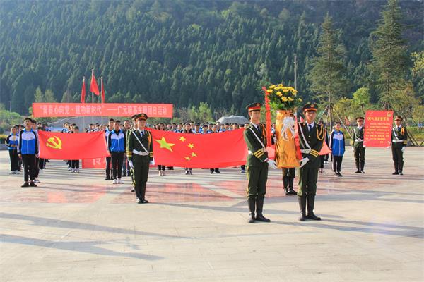 我校开展“青春心向党•建功新时代”清明祭扫活动