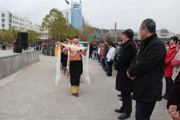 广元职高少数民族学生代表为全校师生献上新年祝福