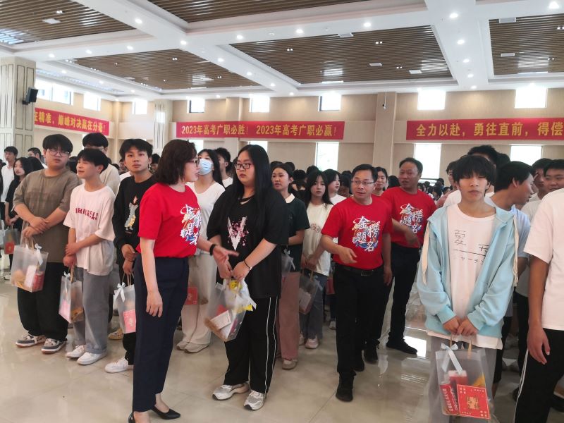 无热血，不青春 ——广元职高举行高考出征壮行仪式