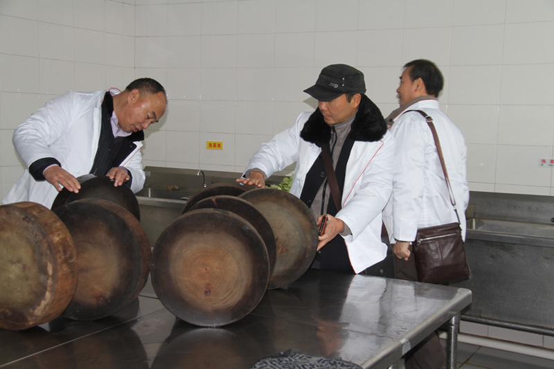 我校顺利通过省示范性标准化学生食堂验收