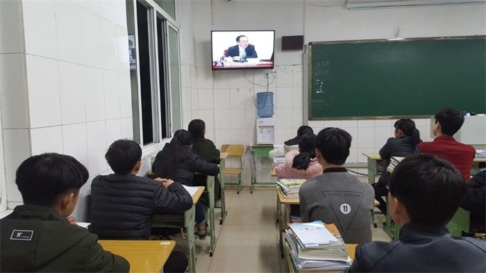 广元职高师生热切关注全国“两会”召开