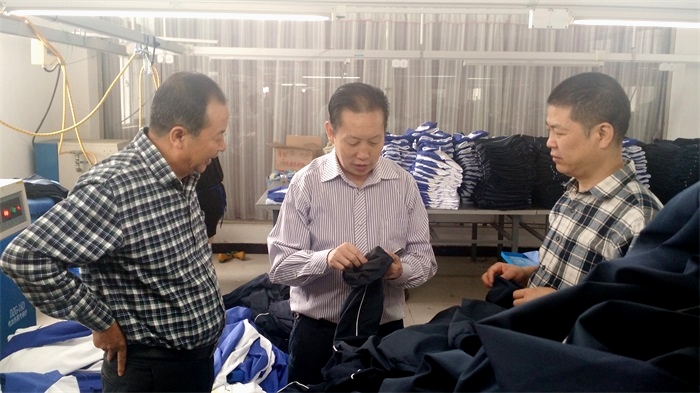 杨局长检查校服生产情况.jpg