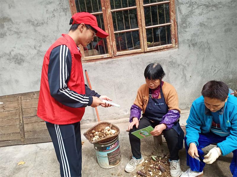 志愿服务进社区  垃圾分类我先行