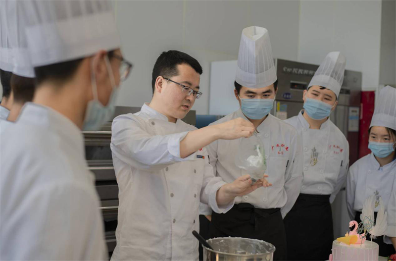 我校烹饪专业教师雷洋成功入选广元市首批“蜀道英才工程”