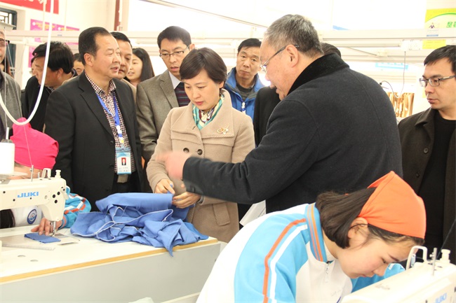 参观服装实训车间.JPG