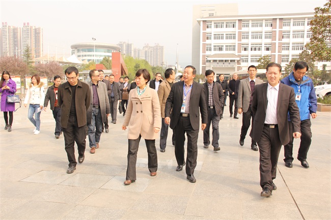 参观校园.JPG