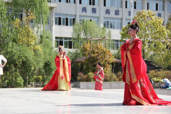 广元职高学子国旗下显风采展技能