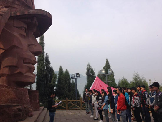 我校青年志愿者清明祭奠红军先烈