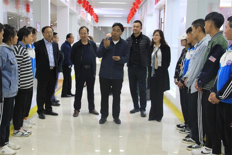 玉树州教育局领导慰问市职高学子