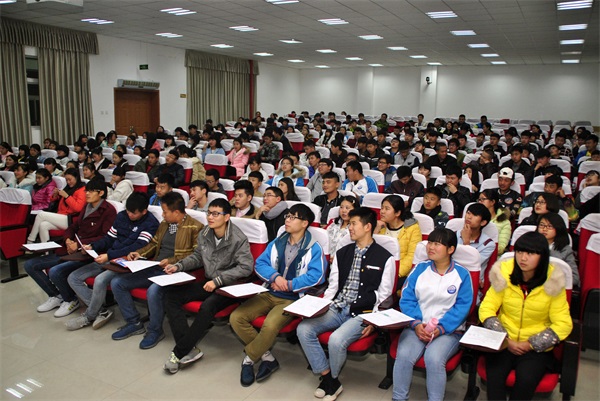 讲座现场同学们认真倾听.jpg