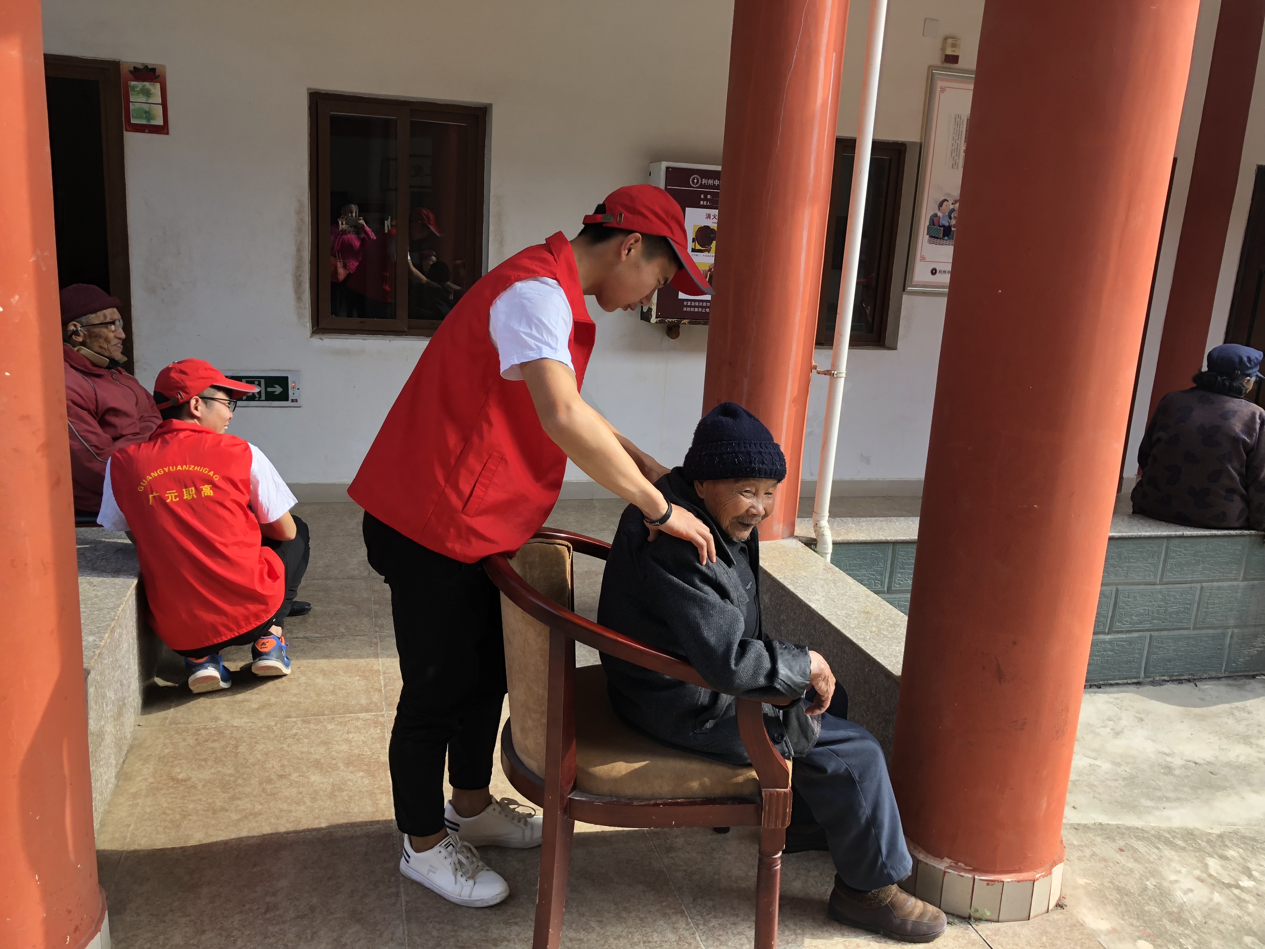 关爱老人 奉献爱心——职高学生志愿者走进敬老院开展志愿服务活动