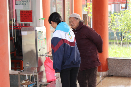 志愿者在福利院爱心服务