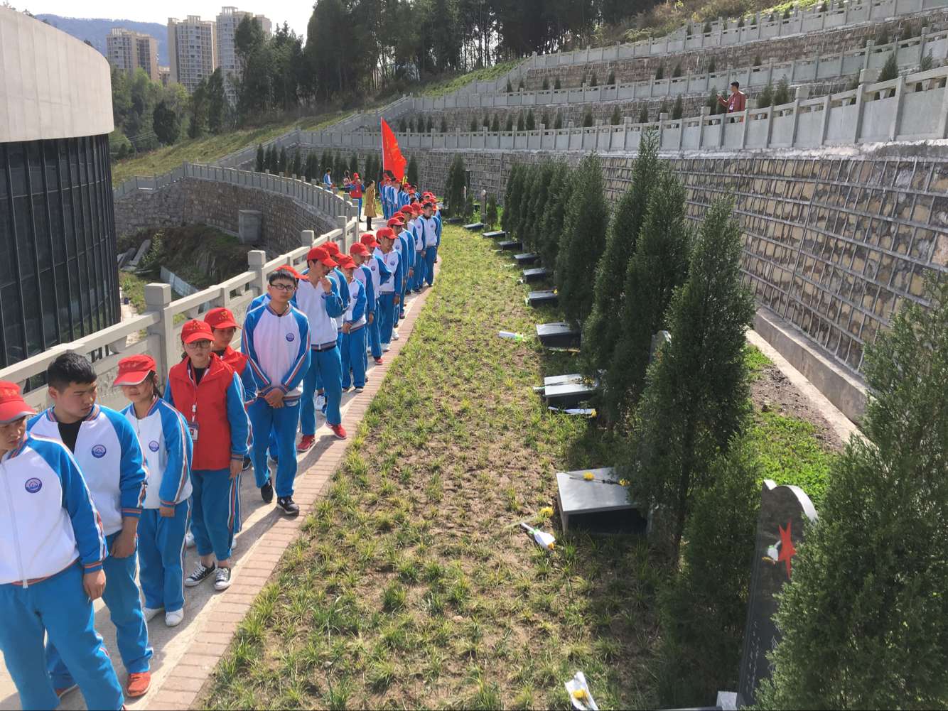 市职高举行“祭扫烈士陵园，缅怀革命先烈”教育活动