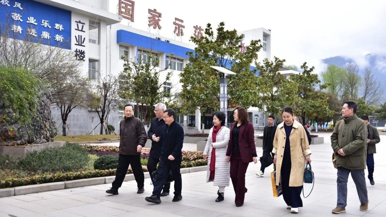 中国美术名家校园文化行走进广元职高