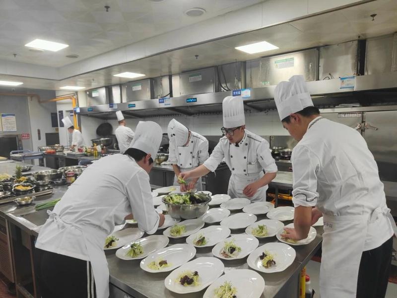 广元职高烹饪、旅游专业师生参与兰欧酒店大型冷餐会实践服务
